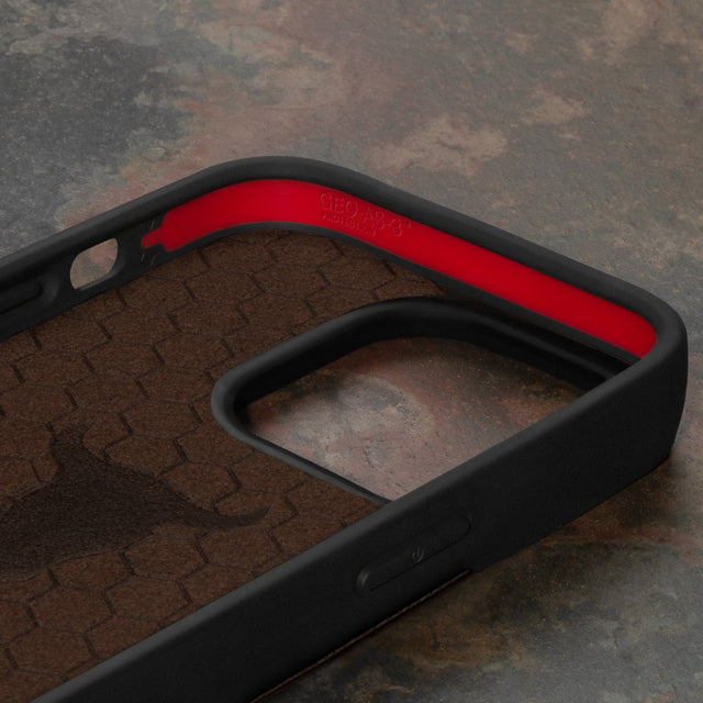 Geometric microfibre lined frame with advanced GEO-AS-3 protection of the Dark Brown Leather Bumper Case for iPhone 15 Pro