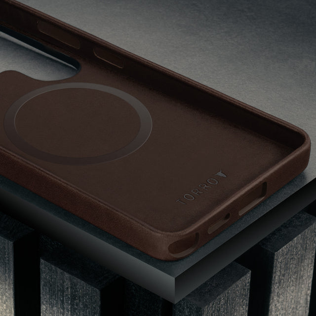 Microfibre lining in the Dark Brown Leather Bumper Case for Galaxy S26 Ultra